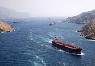 Barcos sobre el estrecho de Ormuz.