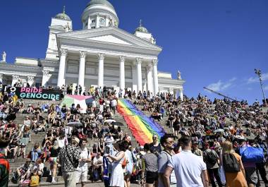 Helsinki (Finland), 27/06/2026.- People unfurl a large-scale rainbow flag as they take part in the Pride parade and Park Festival in Helsinki, Finland, 27 June 2026. The Helsinki Pride week runs from 22 to 28 June. (Finlandia) EFE/EPA/KIMMO BRANDT