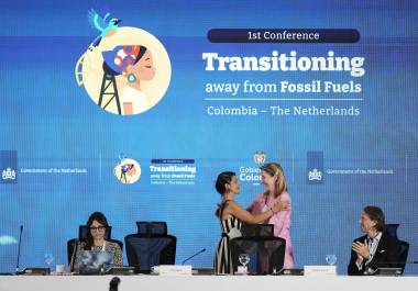 Stientje van Veldhoven, ministra de Política Climática y Crecimiento Verde de Holanda, derecha, abraza a la ministra de Ambiente de Colombia, Irene Vélez Torres, durante una conferencia para dejar atrás los combustibles fósiles.