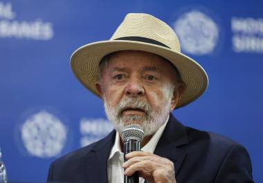 El presidente brasileño, Luiz Inácio Lula da Silva, habla durante una rueda de prensa en el Hospital Sirio Libanés este domingo, en São Paulo, Brasil.