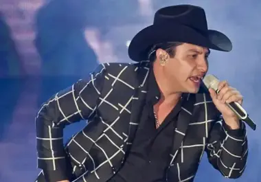 El cantante mexicano Julión Álvarez se vio obligado a posponer su concierto programado para este sábado en el AT&amp;T Stadium de Arlington, Texas, luego de que las visas de trabajo suyas y de su equipo fueran canceladas, impidiéndoles el ingreso a Estados Unidos este viernes.