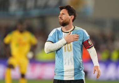 Lionel Messi se despidió de Argentina con gol y dos asistencias ante Benín, en una noche de homenajes y ovaciones en el Monumental.