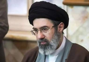 Khamenei preguntó específicamente a los gobernantes árabes del Golfo si “sinvergüenzas sin identidad” se habrían atrevido a codiciar sus tierras.