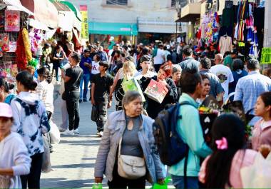 Varias personas acudieron desde temprano para completar compras pendientes, especialmente para la cena.