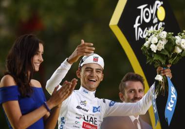 Isaac del Toro celebra en París con el maillot blanco tras completar una actuación memorable en su primer Tour de Francia.