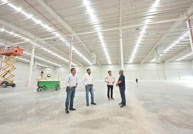 Autoridades recorrieron la nave industrial donde operará la nueva planta.
