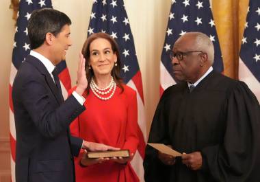 El juez Clarence Thomas, derecha, toma juramento a Kevin Warsh, izquierda, como presidente de la Reserva Federal, ante la mirada de su esposa, Jane Lauder, en la Sala Este de la Casa Blanca.