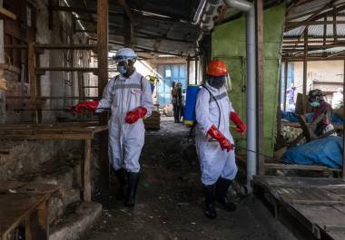 Trabajadores de salud desinfectan un mercado en Bunia, República Democrática del Congo, mientras el brote de ébola apenas comienza a organizarse y la ayuda internacional es limitada.