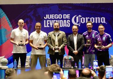 La conferencia reunió a leyendas del futbol, medios y patrocinadores, en un ambiente previo a una jornada pensada para la afición.