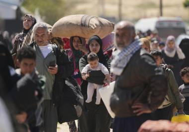 Palestinos desplazados que huyen de Rafah ante las operaciones militares israelíes tras una renovada ofensiva israelí en la Franja de Gaza llegan a Jan Yunis, Franja de Gaza, el domingo 23 de marzo de 2025. FOTO: