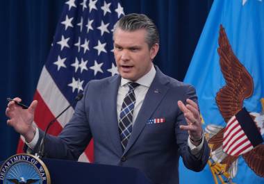 El secretario de Defensa, Pete Hegseth, habla con los medios de comunicación durante una rueda de prensa en el Pentágono, en Washington.