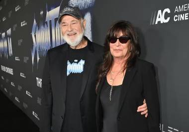 Las autoridades investigan un aparente homicidio tras localizar heridas de arma blanca en ambos cuerpos, mientras un familiar es interrogado.