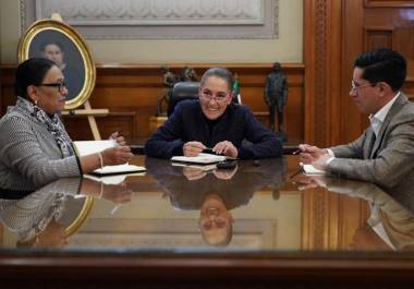 Claudia Sheinbaum sostuvo su primera conversación con el papa León XIV y lo invitó oficialmente a visitar México.