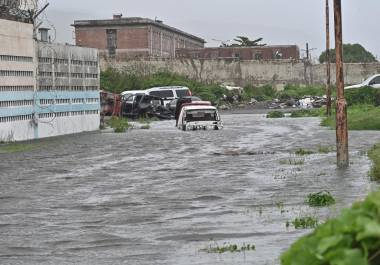 Melissa tocó tierra en Jamaica con vientos máximos sostenidos cercanos a los 295 kilómetros por hora, lluvias torrenciales y marejadas que amenazan con provocar inundaciones y daños catastróficos.