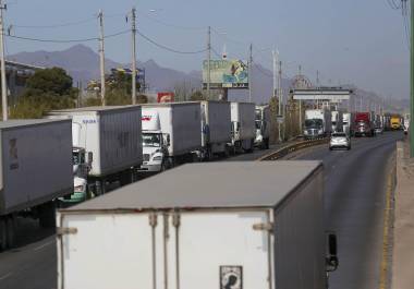 Transportistas acusaron que la situación ha disparado los tiempos de espera para cruzar en la frontera Piedras Negras-Eagle Pass.