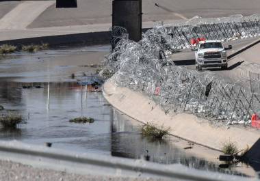 El presidente estadounidense, Donald Trump, firmó un decreto con el que ordena el cierre de la frontera sur con México a los indocumentados, alegando que son parte de una “invasión”.