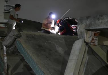 Integrantes de Cuerpos de Emergencia realizan labores de rescate este miércoles, en Caracas, Venezuela.