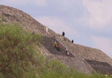 Peritos de la Fiscalía del Estado de México trabajan en la parte alta de la Pirámide de la Luna, ubicada en la Zona Arqueológica, para recabar indicios del tiroteo que dejó como saldo de dos personas muertas, una mujer de origen canadiense y el autor de la balacera. El tirador era un hombre de aproximadamente 30 años quien disparo varias veces en la parte alta de la Pirámide de la Luna. El agresor se suicidó tras verse acorralado por los elementos de la Policía Estatal y Guardia Nacional. En la zona del tiroteo se aseguro un arma, cartuchos y un cuchillo.