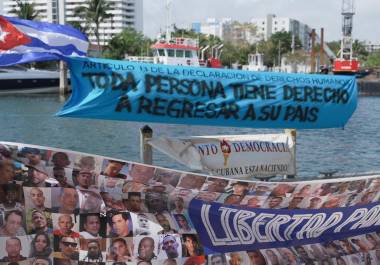 Un cartel con la imagen de presos cubanos, en el Parque Lummus, en Miami.