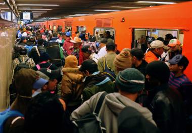 Reportan “pinchazos” entre multitudes dentro del Metro CDMX