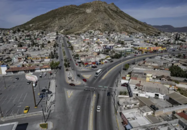 Integrantes del colectivo preparan una exposición de instalación y videoarte para reflexionar sobre las dificultades que enfrentan peatones en Saltillo.