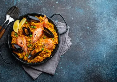 La paella, platillo de origen valenciano cocinado en sartén ancha y a fuego abierto, ha encontrado en Saltillo una tradición fuertemente ligada a la convivencia familiar.