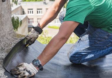 Impermeabilizar el techo de tu casa es una tarea crucial para proteger tu hogar de filtraciones y daños por humedad.