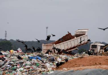 Un camión tira basura rodeado de buitres en el vertedero de Marituba en la región metropolitana de Belém, Brasil.