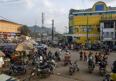 Una calle concurrida en Yaundé, la capital de Camerún, ciudad a la que fueron enviados nueve migrantes bajo un acuerdo de deportación secreto.