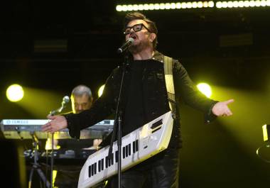 El cantante Aleks Syntek sumó un nuevo capítulo a sus polémicas, ya que durante el concierto como parte del Grito de Independencia el intérprete de ‘Duele el amor’ regañó a los asistentes del show.