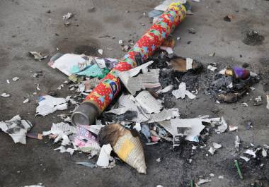 Restos de artefactos detonados evidencian el impacto de su uso tras celebraciones.