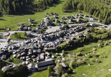 Más de 90 personas fueron evacuadas el sábado por la noche de sus hogares en Blatten, en el Lötschental, un valle sobre el más grande valle del Ródano en el cantón (estado) de Valais.