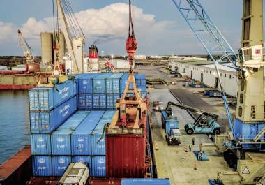 La guerra en Oriente Medio ha trastocado la economía mundial, según el Fondo Monetario Internacional, que advirtió en un informe del 14 de abril de 2026 que las perturbaciones en los mercados petroleros podrían frenar el crecimiento, avivar la inflación y aumentar la posibilidad de una recesión global.