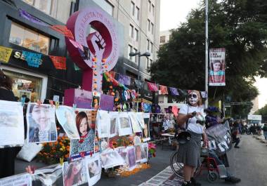 Una mujer participa en una manifestación por las personas desaparecidas durante las celebraciones por el Día de Muertos en Ciudad de México.