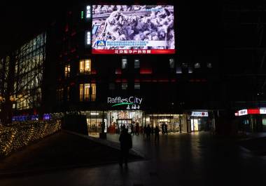 La gente mira una transmisión en una pantalla en un centro comercial sobre los ataques aéreos estadounidenses e israelíes en Irán y el contraataque de Irán, en Beijing, China.