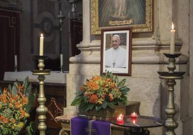 A través de redes sociales, el Vaticano compartió una fotografía de la que será la tumba del Papa Francisco.