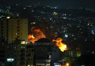 Israel lanzó violentos bombardeos el domingo contra objetivos del movimiento libanés proiraní Hezbolá en el sur de Beirut.