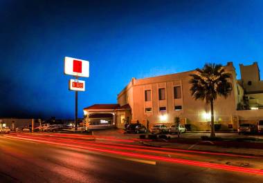 El ajuste busca mantener la operación hotelera sin perder competitividad regional.