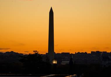 El sol se pone detrás del Monumento a Washington en Washington, D.C.. Los legisladores estadounidenses continúan trabajando para poner fin al cierre del gobierno que hoy cumple su día número 36.