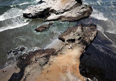 Vista aérea de los daños ambientales en la playa de Ventanilla, tras el derrame de petróleo vertido el sábado al océano Pacífico desde la refinería peruana de La Pampilla.
