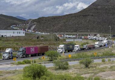 Automovilistas y traileros pasaron más de 24 horas varados por el cierre en las vías Saltillo-Monterrey.