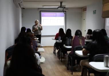 La investigadora Luciana Ramos Lira expone la relación entre trauma, violencia de género y consumo de sustancias durante la jornada de formación de FULYE.