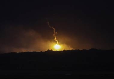 Nueve personas murieron, entre ellas dos niños y cuatro mujeres, en dos bombardeos israelíes en el norte y el sur de Gaza, dentro de la oleada de ataques del Ejército israelí.