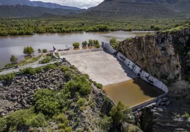 La presa, ubicada en el kilómetro 35 de la antigua carretera a Monclova, tiene una capacidad de 46.4 millones de metros cúbicos de agua y se utiliza para almacenamiento, distribución de agua y prevención de inundaciones.