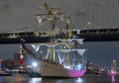 Previo al colapso con la estructura del Puente de Brooklyn, Nueva York, el Buque Escuela Cuauhtémoc pidió asistencia en tres ocasiones.