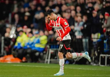 Hirving Lozano entró al campo al minuto 86 mientras la afición del Philips Stadion coreaba su nombre en un emotivo homenaje.