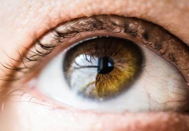 Esa sensación arenosa y la comezón en los ojos puede ser ocasionada por muchas causas.