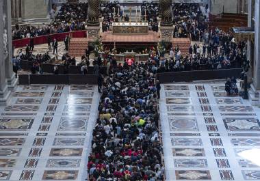 Las redes sociales están siendo protagonistas en el adiós al papa Francisco en medio de una creciente polémica por los ‘selfies’ que algunos visitantes han publicado frente a su féretro en la basílica de San Pedro.