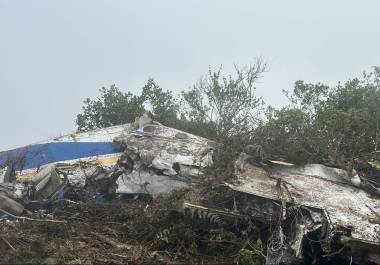 Restos del avión del Servicio Aéreo a Territorios Nacionales de Colombia (Satena) accidentado este miércoles, en Norte de Santander, Colombia.