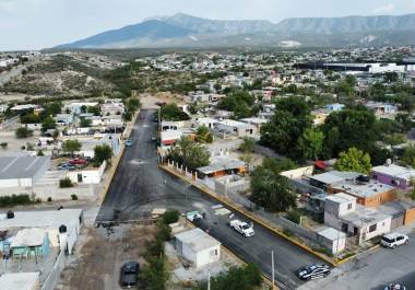 La obra de pavimentación en la calle Tortuga, colonia La Ribera, avanza como parte del compromiso con el desarrollo parejo.